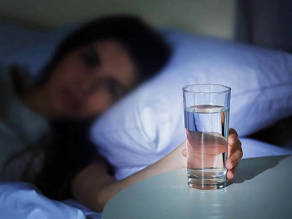 Có nên uống nước trước khi đi ngủ, uống thế nào để tốt cho sức khỏe? 