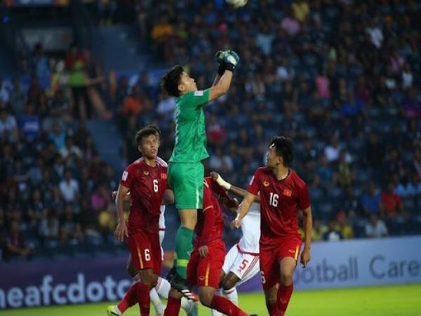 Các bước cơ bản trong kỹ thuật bắt bóng bằng hai tay