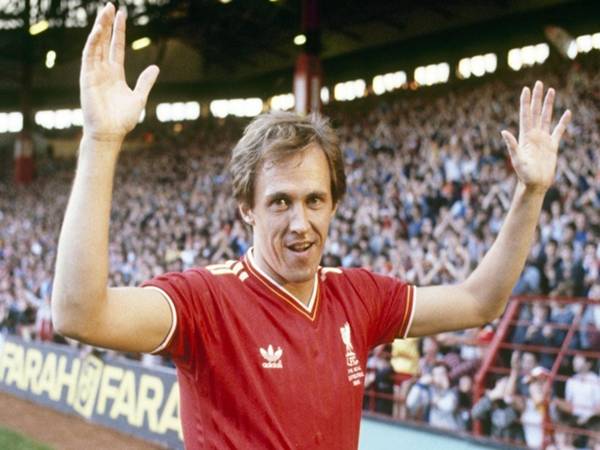 Phil Neal thuộc danh sách cầu thủ Liverpool nhiều danh hiệu