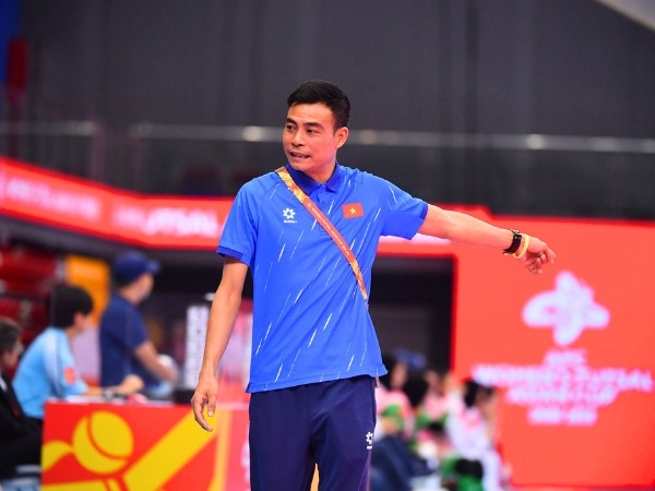 HLV Nguyễn Đình Hoàng được đề cử HLV futsal nữ xuất sắc