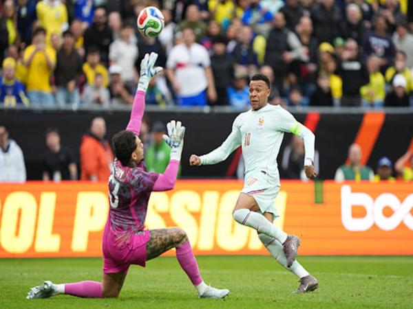 Bước ngoặt thẻ đỏ và bản lĩnh của Les Bleus