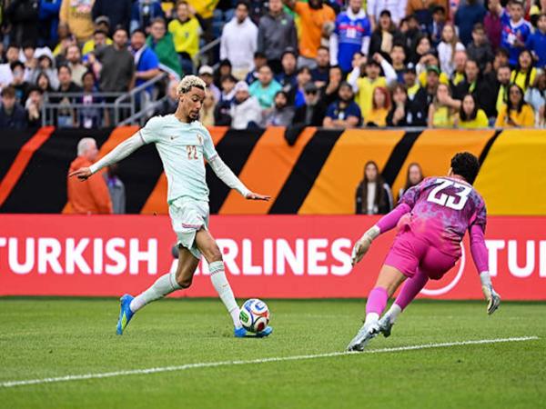 Tin bóng đá Pháp: Mbappe tỏa sáng hạ gục Brazil