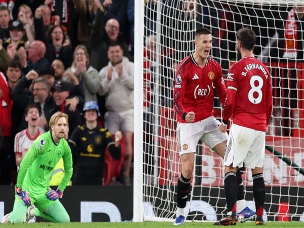 Brentford vùng lên mạnh mẽ, MU giữ vững bản lĩnh đến phút cuối